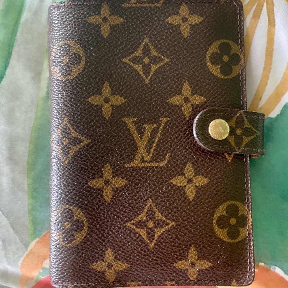 Authentic small Louis Vuitton agenda, pages not included. Very good condition.
